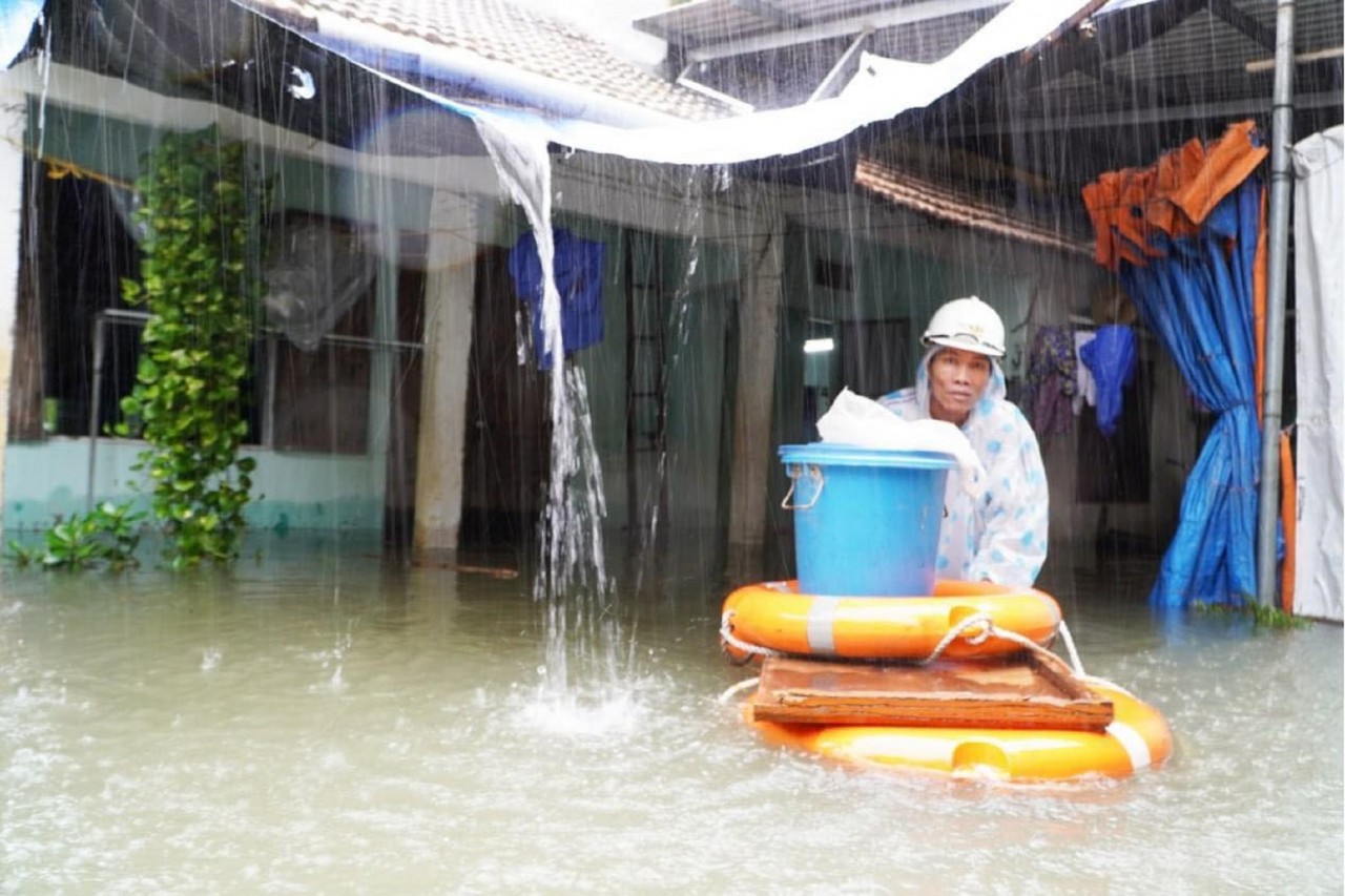 Quảng Nam mênh mông nước, người dân hối hả chạy lũ