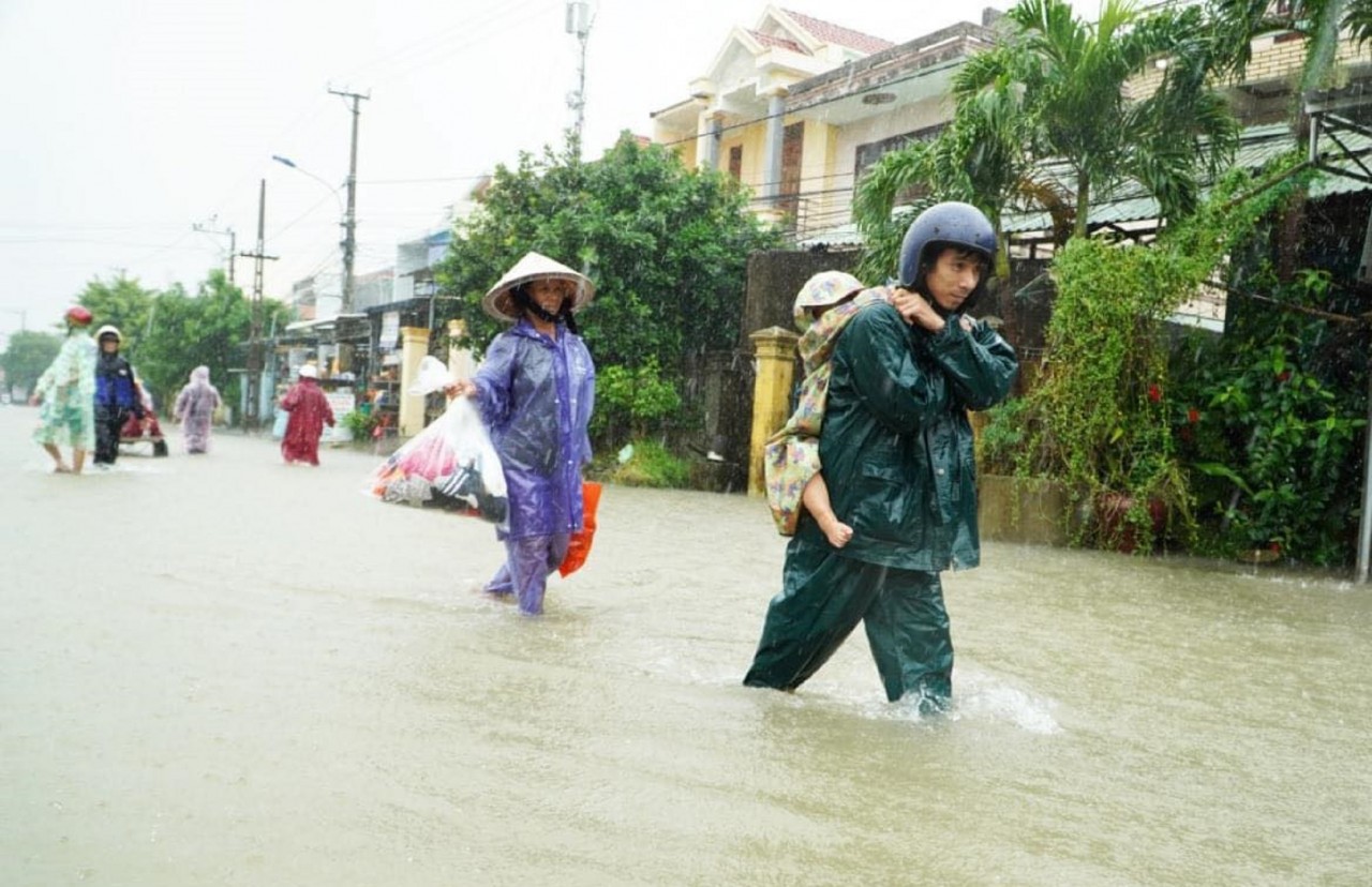 Quảng Nam mênh mông nước, người dân hối hả chạy lũ