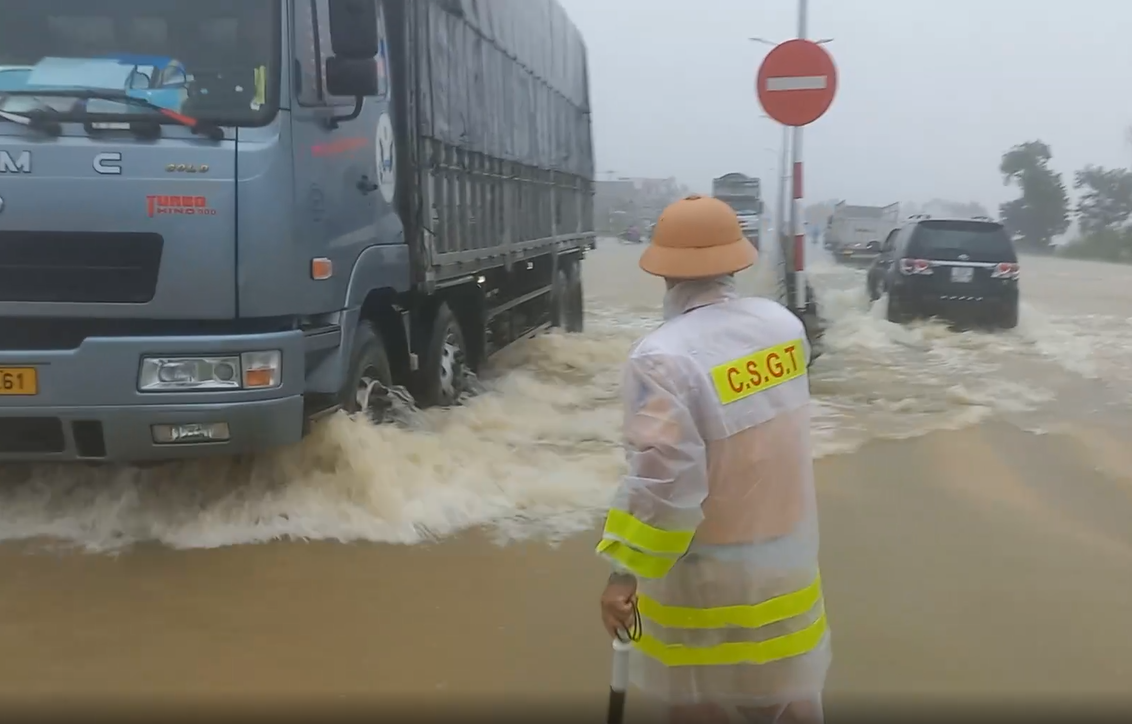 Quảng Nam mênh mông nước, người dân hối hả chạy lũ