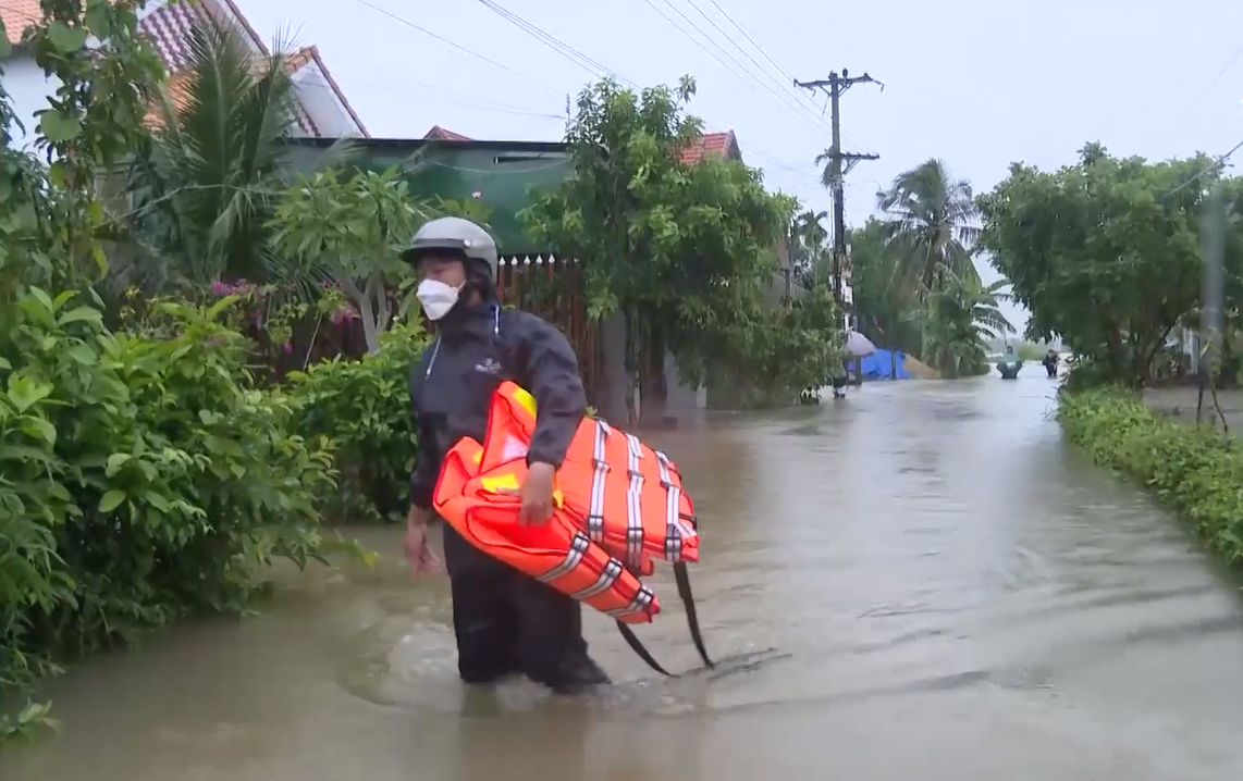 Hàng nghìn người dân ở Quảng Ngãi phải sơ tán khi nhà bị ngập sâu