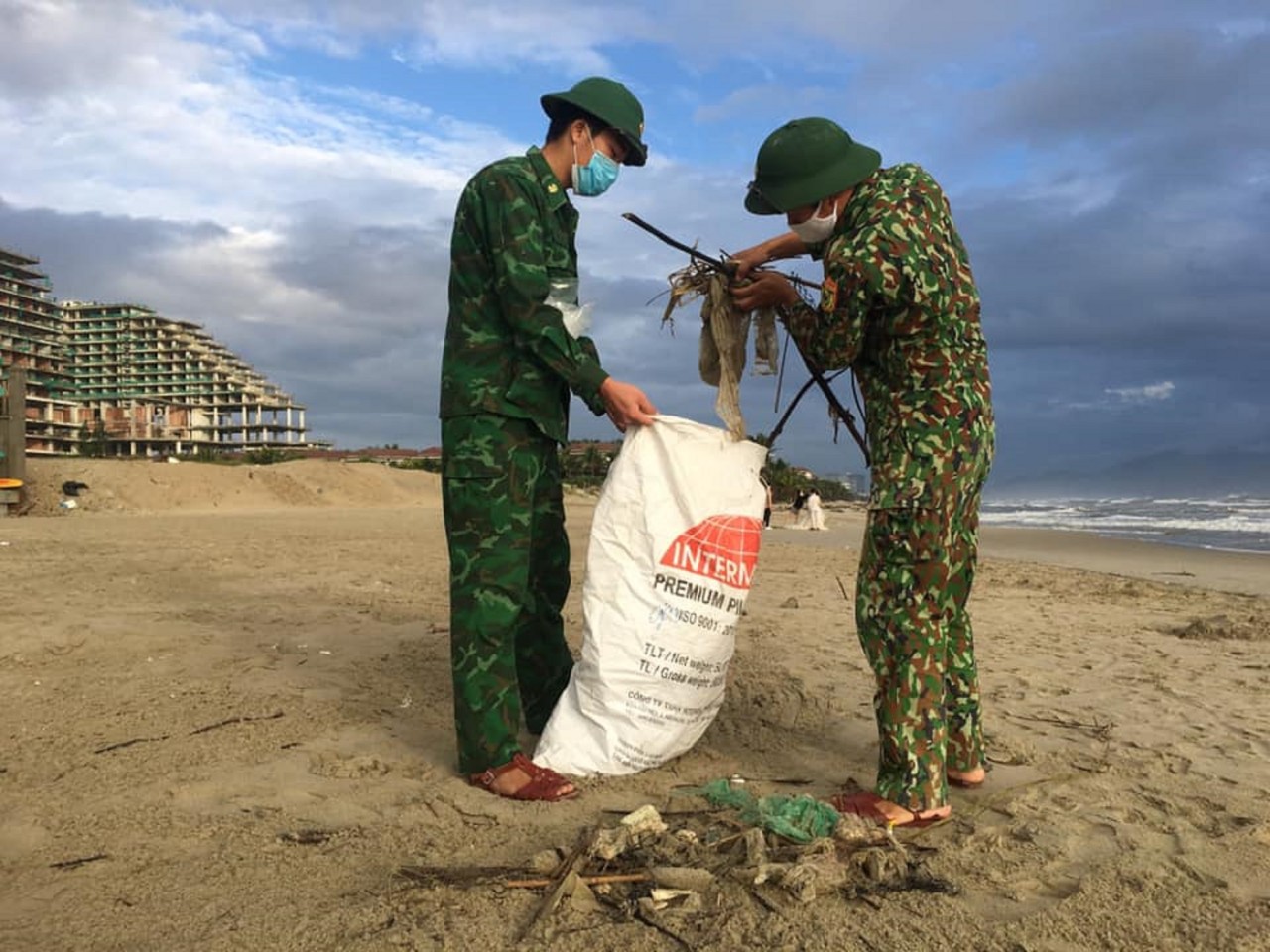 Quảng Nam – Đà Nẵng nhiều khu vực ra quân làm sạch môi trường biển