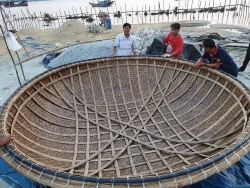 Làng thúng chai ven biển ở Quảng Nam với ngón nghề kỳ công