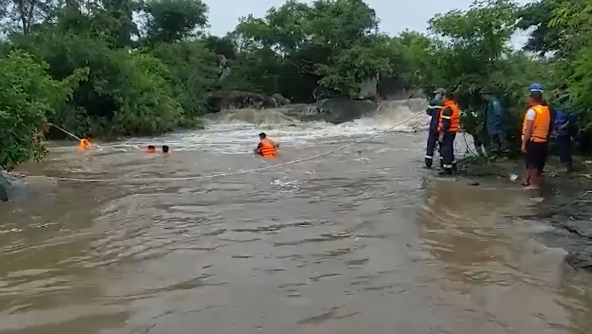 Gia Lai: Giải cứu 3 người dân mắc kẹt giữa dòng nước lớn trên sông Ba trong lúc câu cá