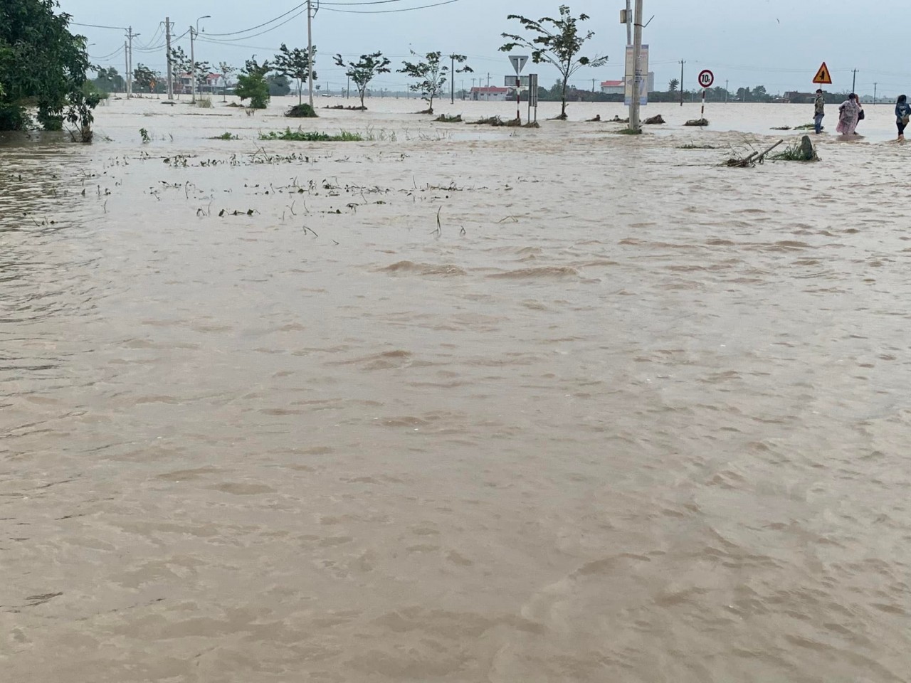 Mưa lớn nhiều ngày tại Phú Yên khiến hàng chục ngàn ngôi nhà bị ngập