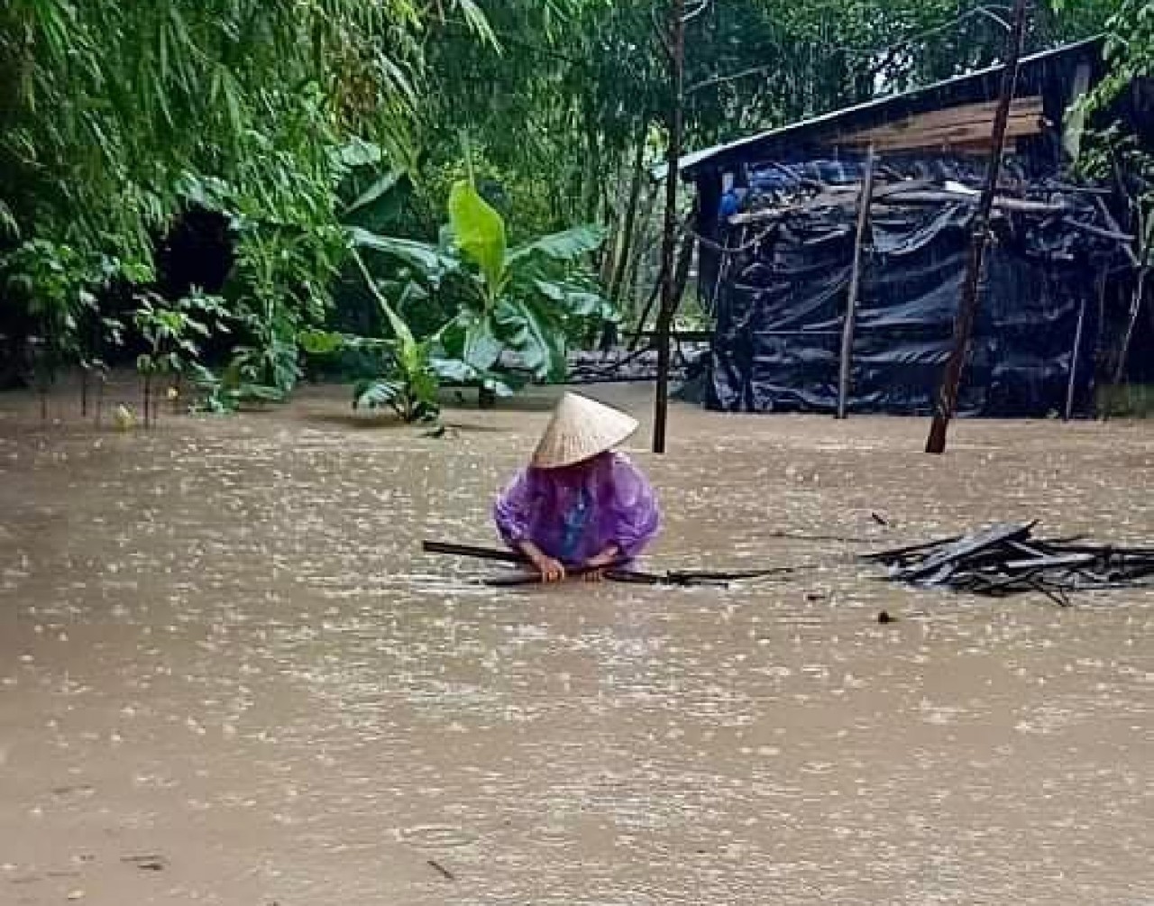 Mưa lớn nhiều ngày tại Phú Yên khiến hàng chục ngàn ngôi nhà bị ngập