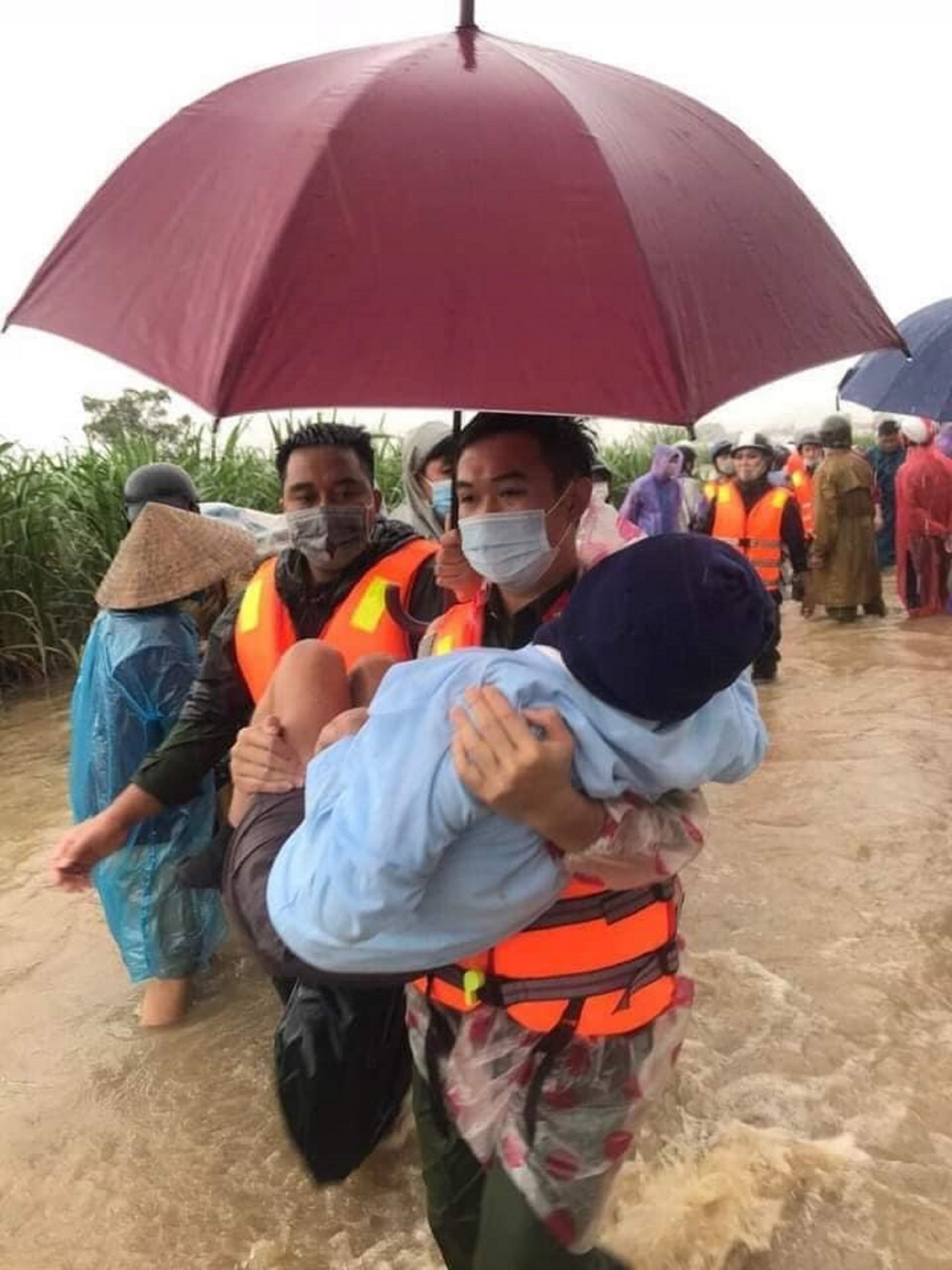 Mưa lớn nhiều ngày tại Phú Yên khiến hàng chục ngàn ngôi nhà bị ngập