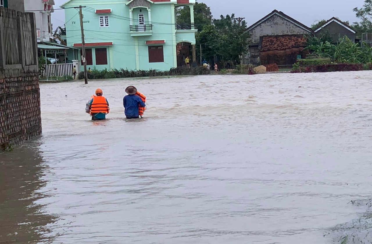 Mưa lớn nhiều ngày tại Phú Yên khiến hàng chục ngàn ngôi nhà bị ngập