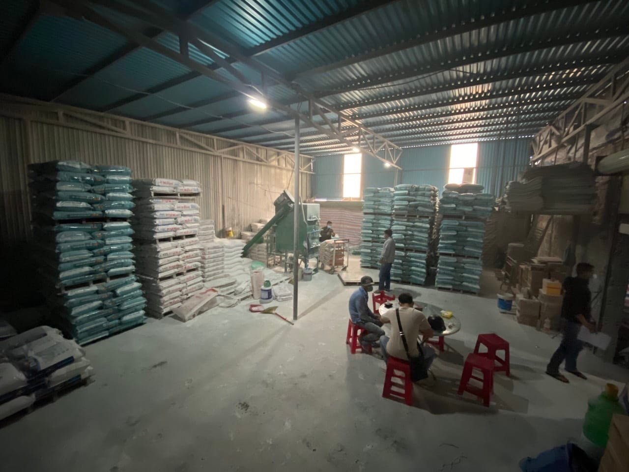 Đà Nẵng: Phát hiện cơ sở sản xuất bột trét tường giả thương hiệu nổi tiếng