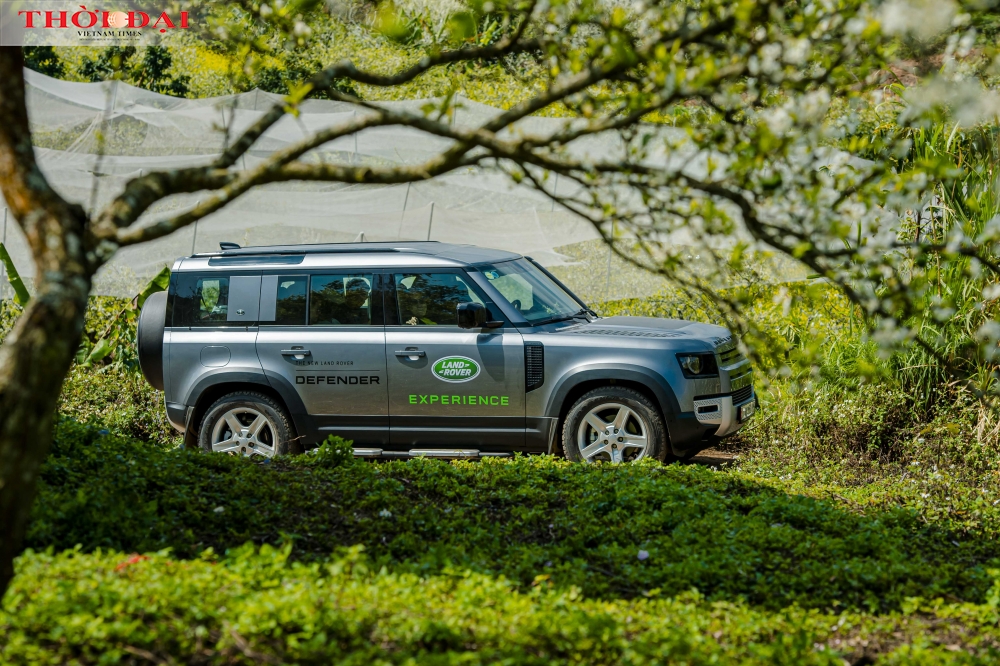 Cùng Land Rover Defender khám phá “thiên đường mận” Nà Bó