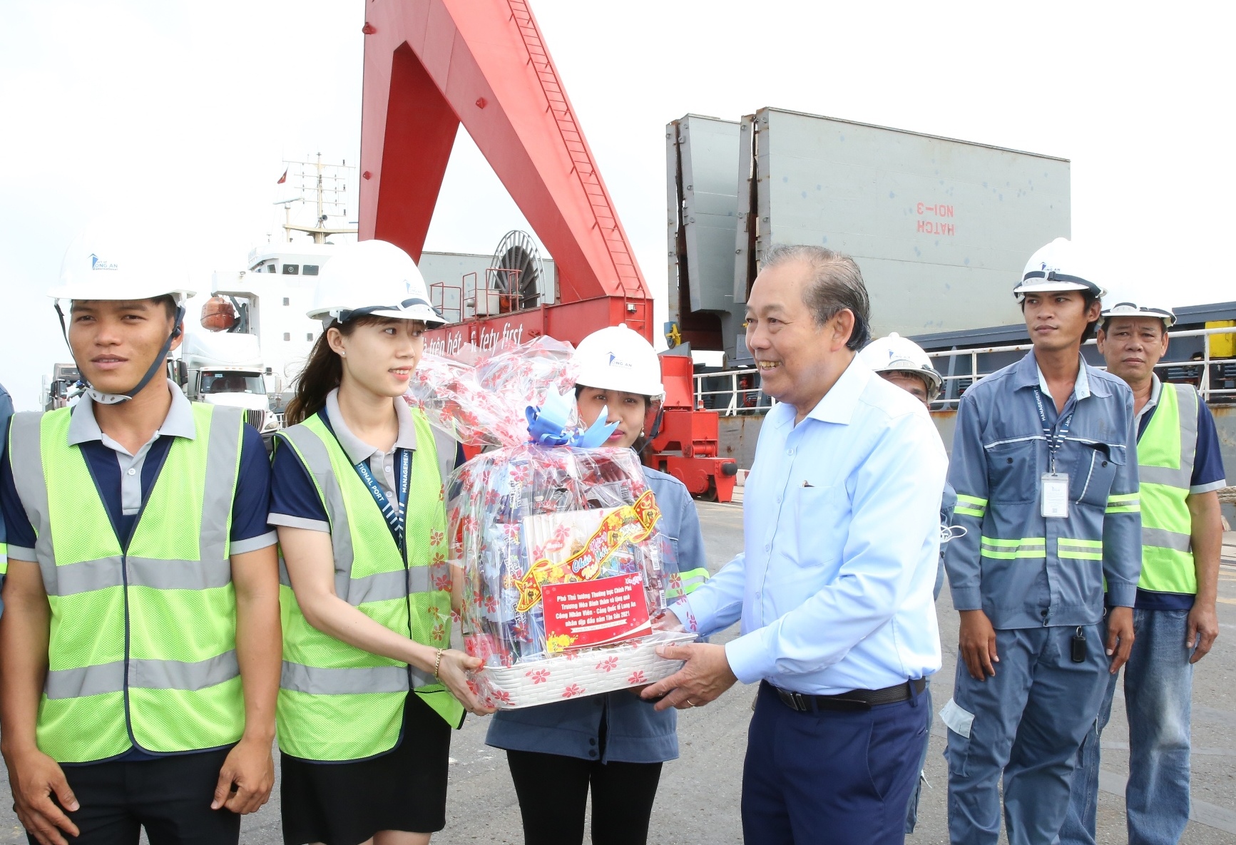 Phó Thủ tướng Thường trực thăm cảng cửa ngõ quốc tế lớn nhất Tây Nam Bộ