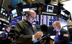 Thị trường chứng khoán ngược dòng ngoạn mục sau ngày thứ Hai “đen tối”