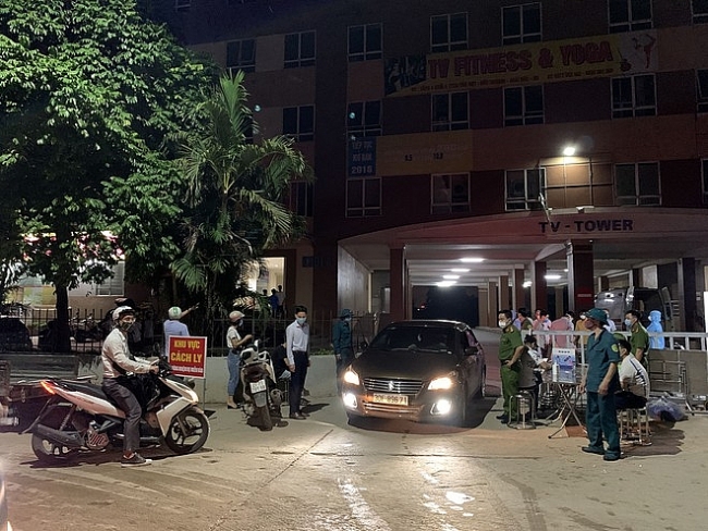ha noi phong toa 2 toa chung cu gan 500 ho vi covid 19