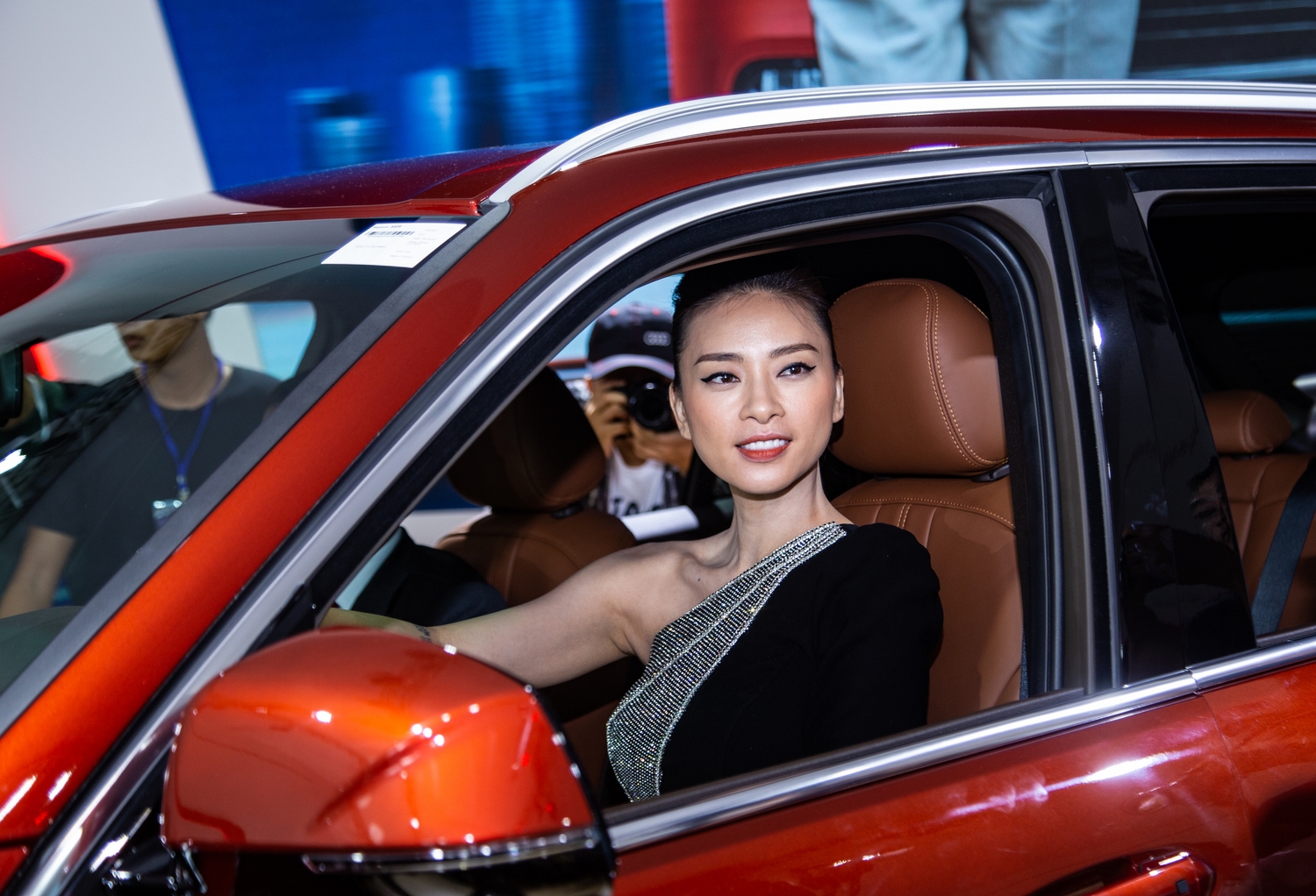 "Đả nữ" Ngô Thanh Vân chính thức nhận xe VinFast Lux SA2.0