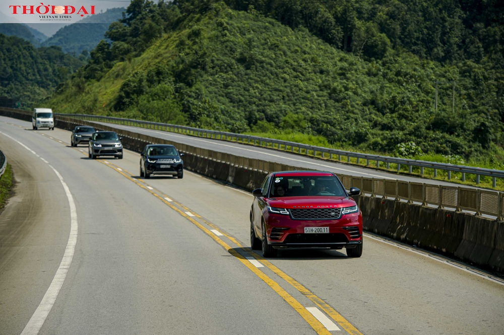 Cảm xúc lạ lẫm khi mang dàn Land Rover 'Quý tộc' đi săn mây Y Tý