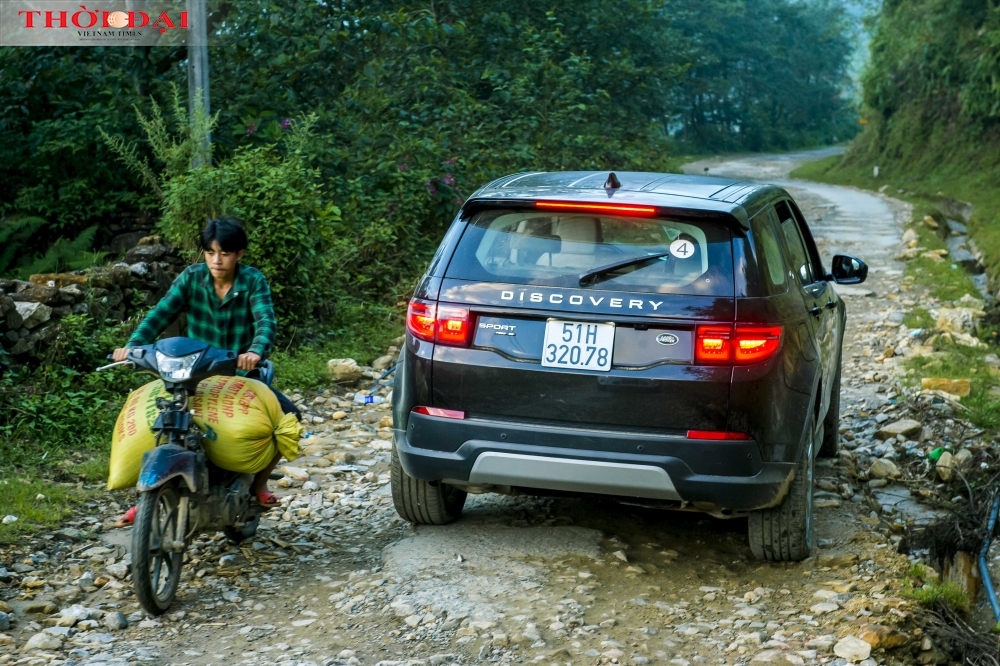 Cảm xúc lạ lẫm khi mang dàn Land Rover 'Quý tộc' đi săn mây Y Tý