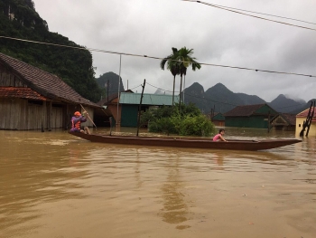 Mưa lũ kỷ lục ở Trung bộ đã làm 5 người thiệt mạng, hơn 33 nghìn ngôi nhà thiệt hại