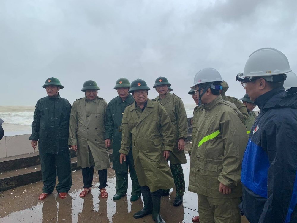Phó Thủ tướng Trịnh Đình Dũng: Đề nghị Hải quân cử tầu lớn ứng cứu ngư dân gặp nạn do bão số 9
