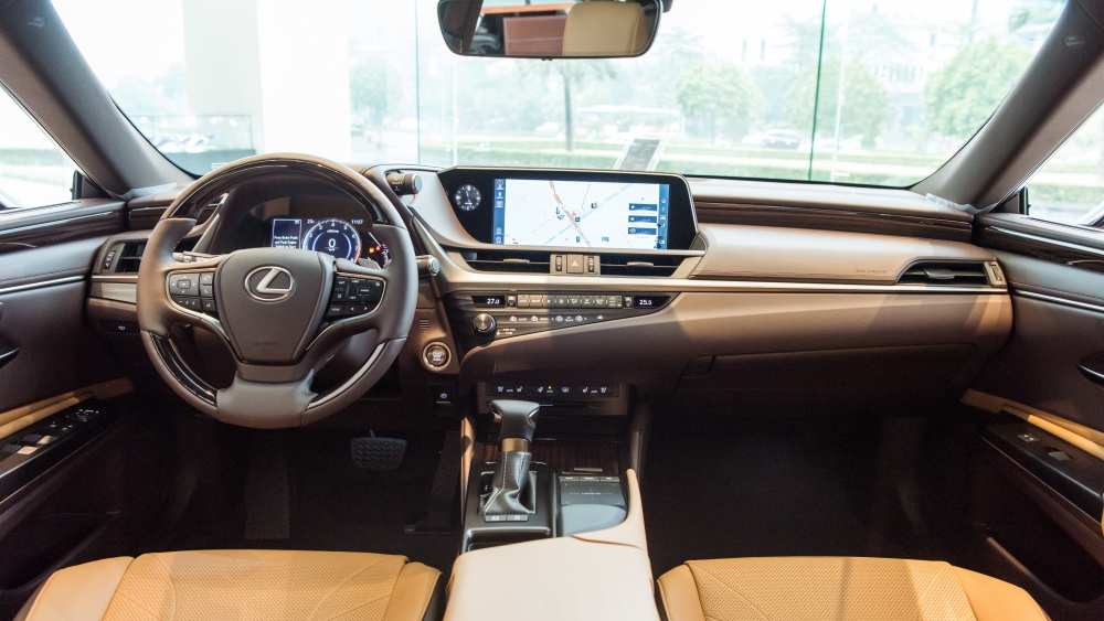 Lexus ES 2021 tại Việt Nam:  Tăng an toàn, giá không đổi