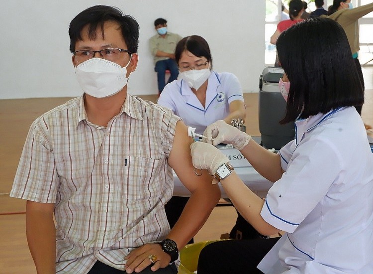 Tin COVID hôm nay chiều 17/1: Đã tiêm gần 169 triệu liều vaccine phòng COVID-19; tăng cường giám sát