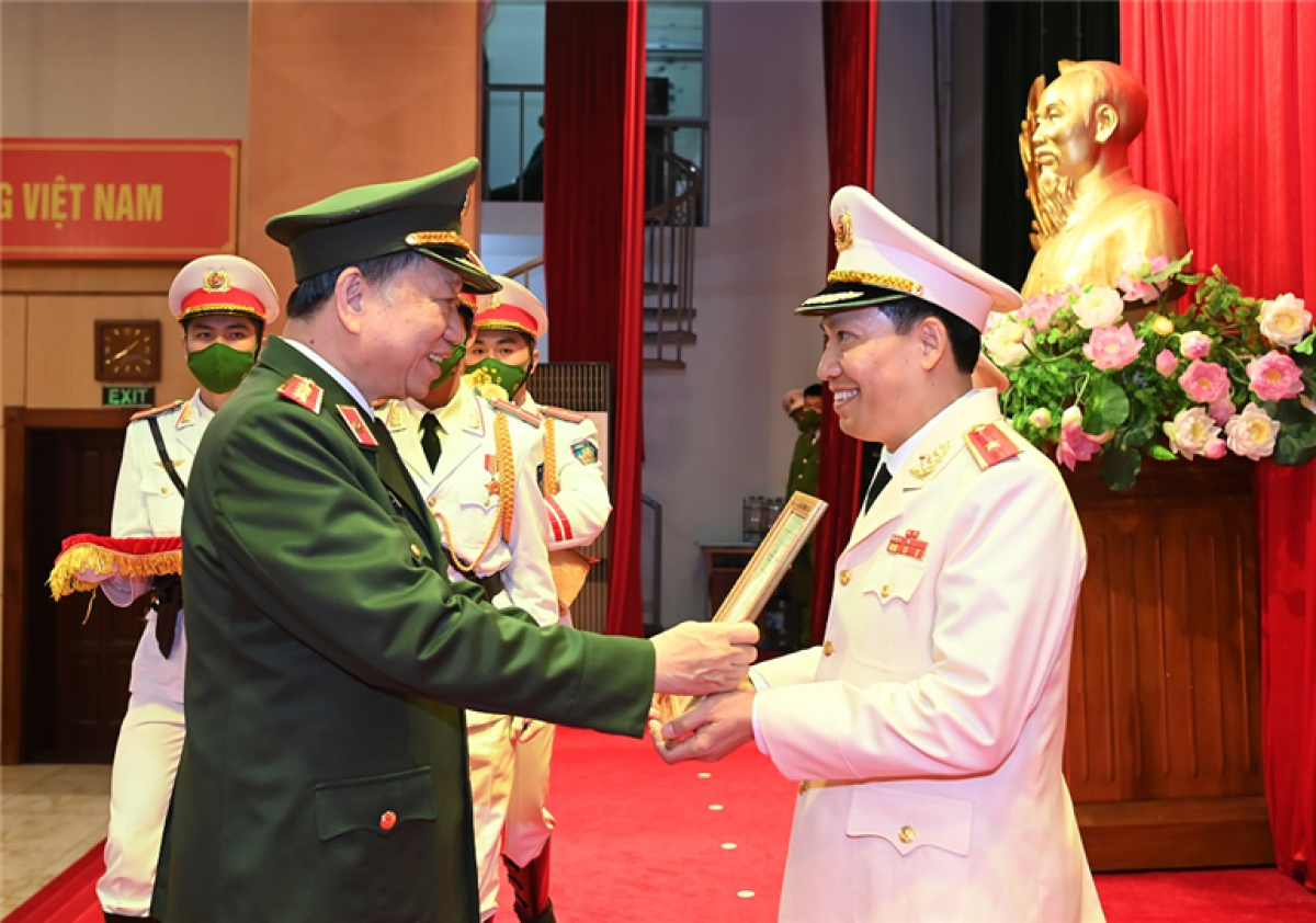 Bộ trưởng Tô Lâm trao Quyết định bổ nhiệm chức vụ Thứ trưởng Bộ Công an đối với Thiếu tướng Lê Văn Tuyến.