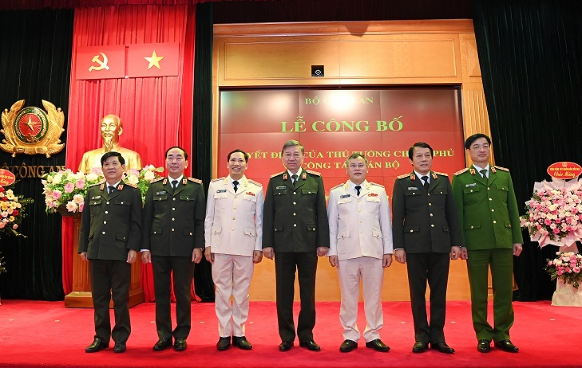Bộ trưởng Tô Lâm cùng các Thứ trưởng Bộ Công an chụp ảnh lưu niệm.