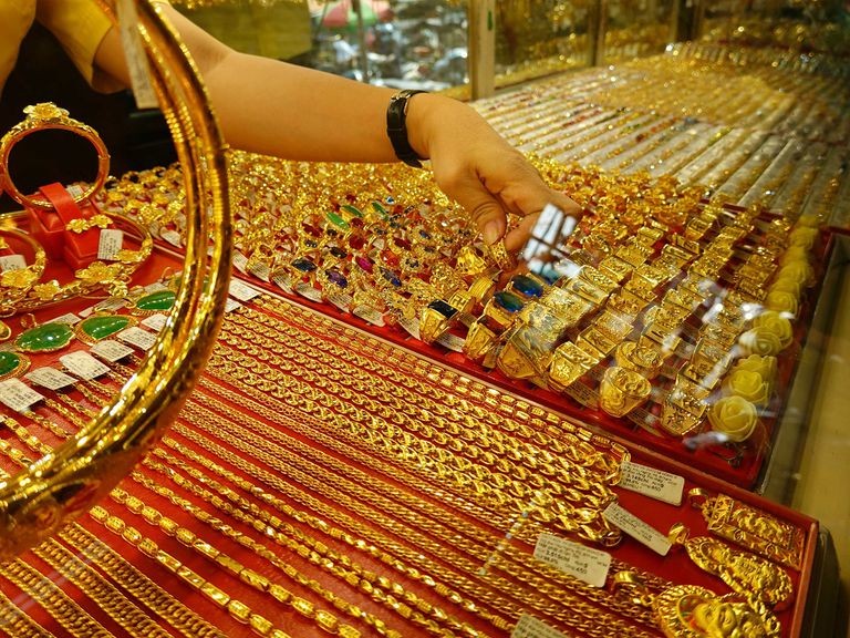 Ngày 22/1: Giá vàng trong nước 'đứng yên', vàng thế giới sụt giảm