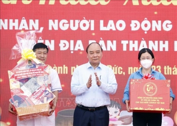 Chủ tịch nước Nguyễn Xuân Phúc trao quà Tết cho công nhân, người lao động tại TP Hồ Chí Minh