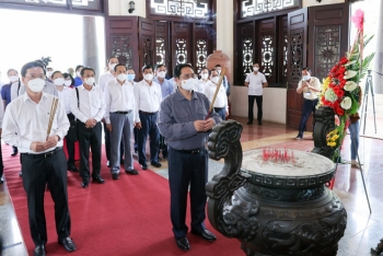 Thủ tướng dâng hương tưởng niệm đồng chí Phạm Hùng và đồng chí Võ Văn Kiệt