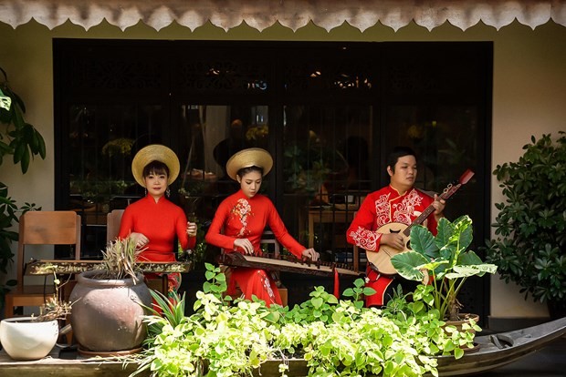 Bạn bè quốc tế ở Việt Nam thích thú trải nghiệm Tết cổ truyền Nam bộ