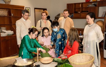 Bạn bè quốc tế ở Việt Nam thích thú trải nghiệm Tết cổ truyền Nam bộ