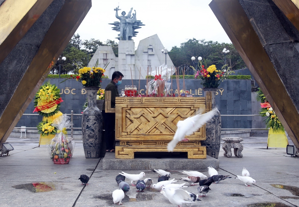 Đàn chim bồ cầu sà xuống Nhà hành lễ Nghĩa trang Liệt sĩ Quốc gia đường 9, tỉnh Quảng Trị mỗi lần có đoàn khách đến viếng.