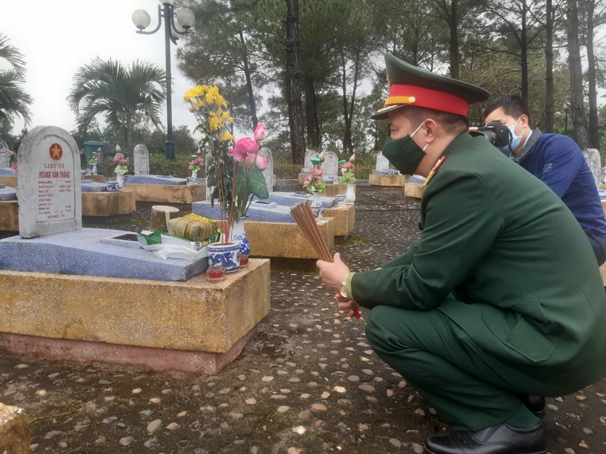 Thượng tá Đàm Tiến Dũng, Phó Chính ủy Bộ Chỉ huy Quân sự tỉnh Thái Nguyên thắp hương lên mộ người thân tại Nghĩa trang Liệt sĩ Quốc gia đường 9