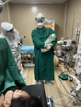 be trai con san phu mac covid 19 ra doi khoe manh dung dem giao thua