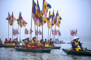 Độc đáo ngồi thuyền rước nước trong ngày khai xuân chùa Tam Chúc