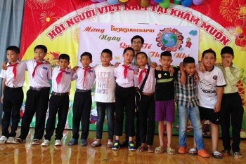 Thầy giáo Việt và hành trình 10 năm gieo chữ trên đất Lào