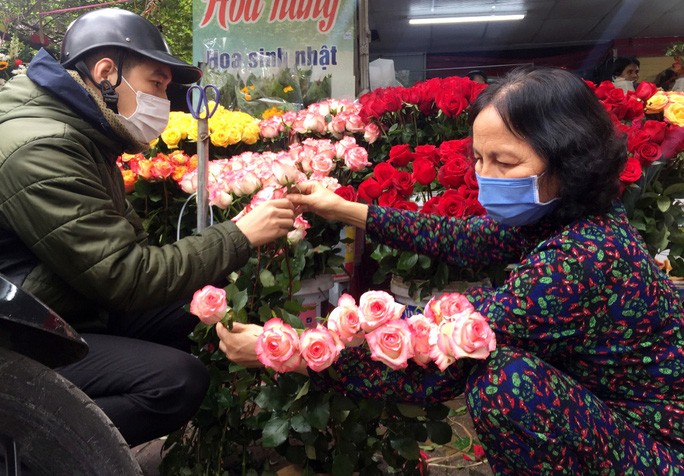Trong ngày 14/2, các loại hồng được bày bán nhiều tại các cửa hàng ở Hà Nội để phục vụ như cầu của các cặp đôi.