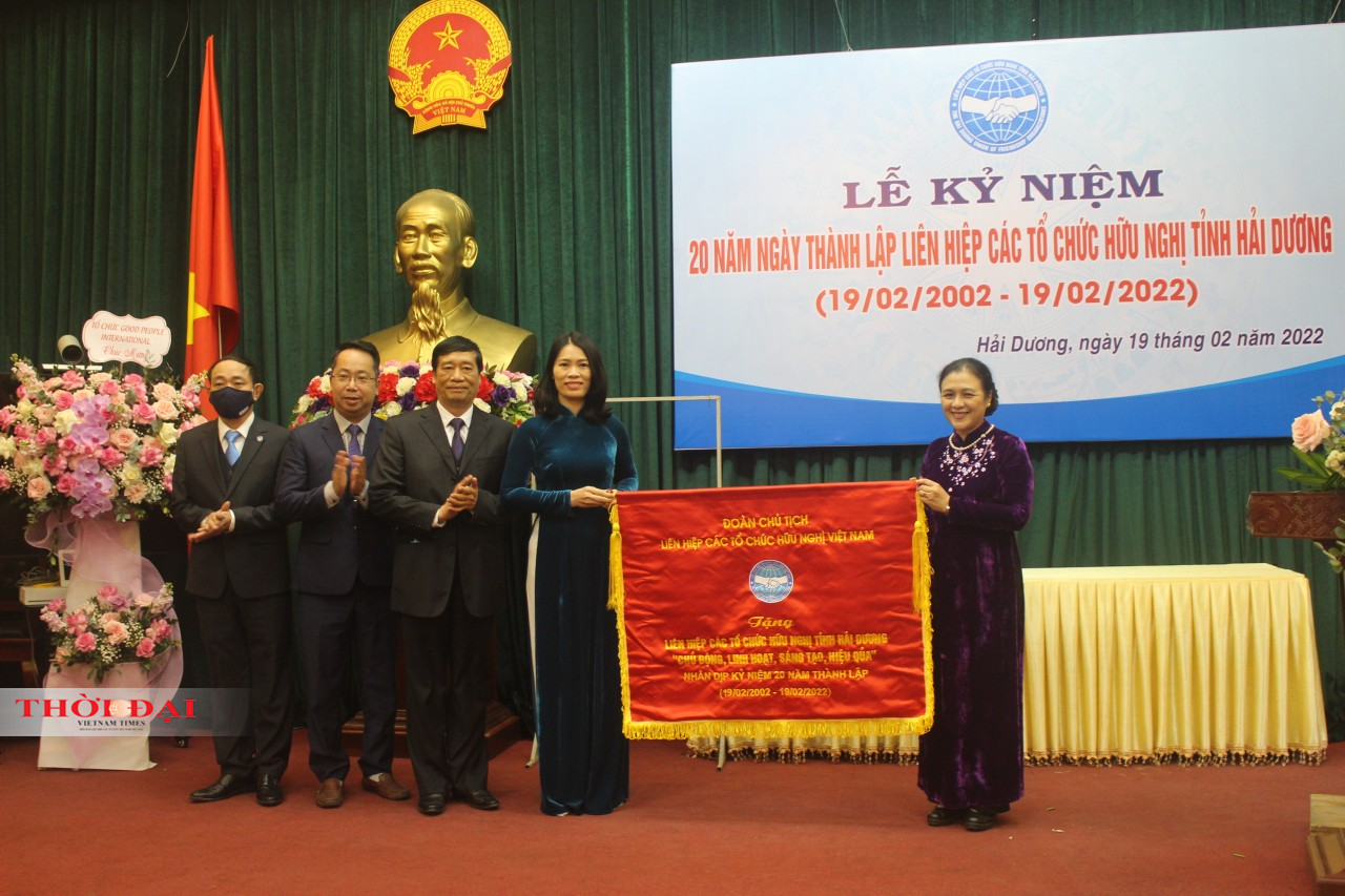 Chủ tịch tặng cờ cho Liên hiệp các tổ chức hữu nghị tỉnh Hải Dương.