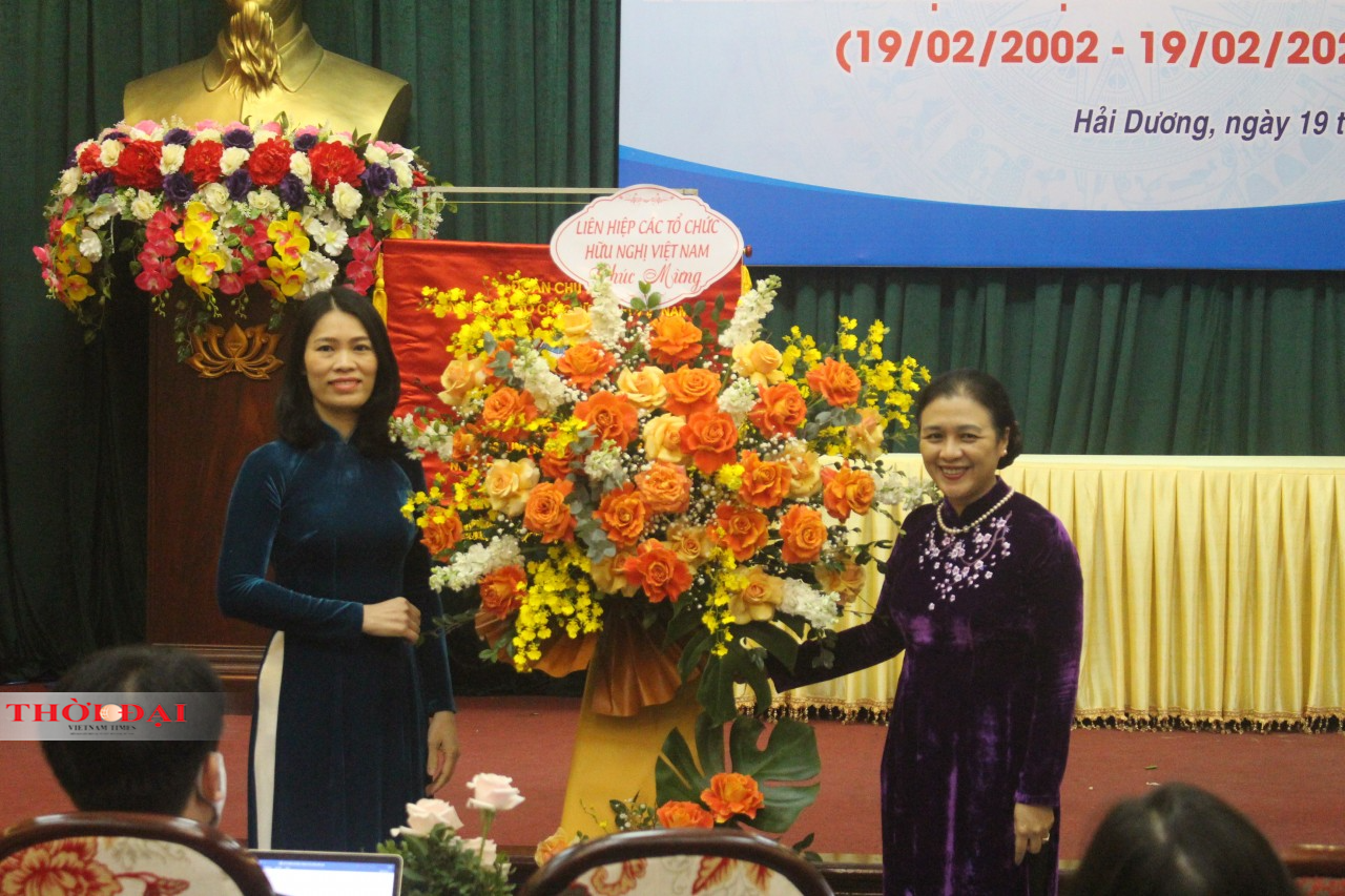 Chủ tịch Nguyễn Phương Nga có hoa chức mừng Liên hiệp các tổ chức hữu nghị tỉnh Hải Dương.