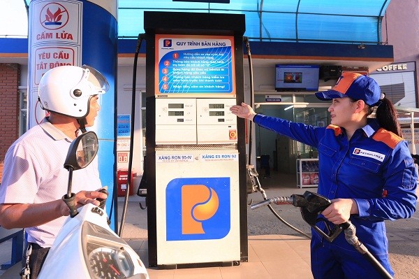 Giá xăng, dầu tiếp tục tăng gần 1.000 đồng/ lít