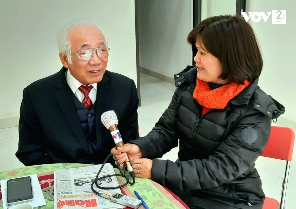 PGS TS Hoàng Trang trả lời phỏng vấn phóng viên VOV