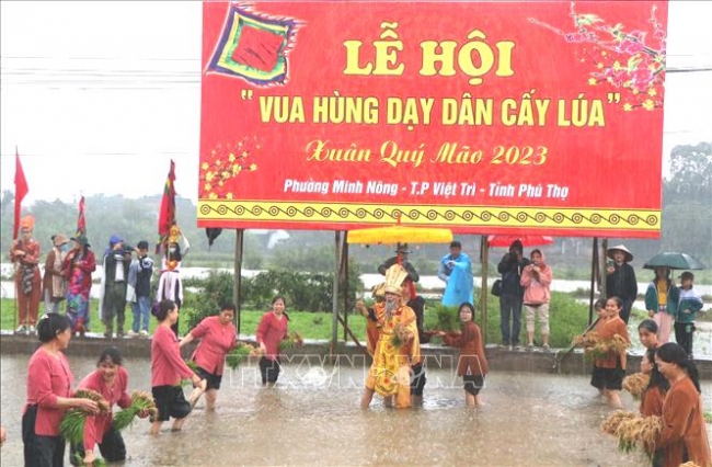 Độc đáo Lễ hội Vua Hùng dạy dân cấy lúa ở Phú Thọ