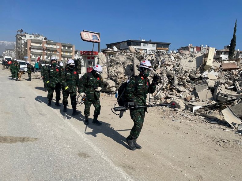 Lực lượng cứu hộ, cứu nạn của Việt Nam tại Thổ Nhĩ Kỳ tìm thấy hai vị trí có dấu hiệu sự sống ảnh 1