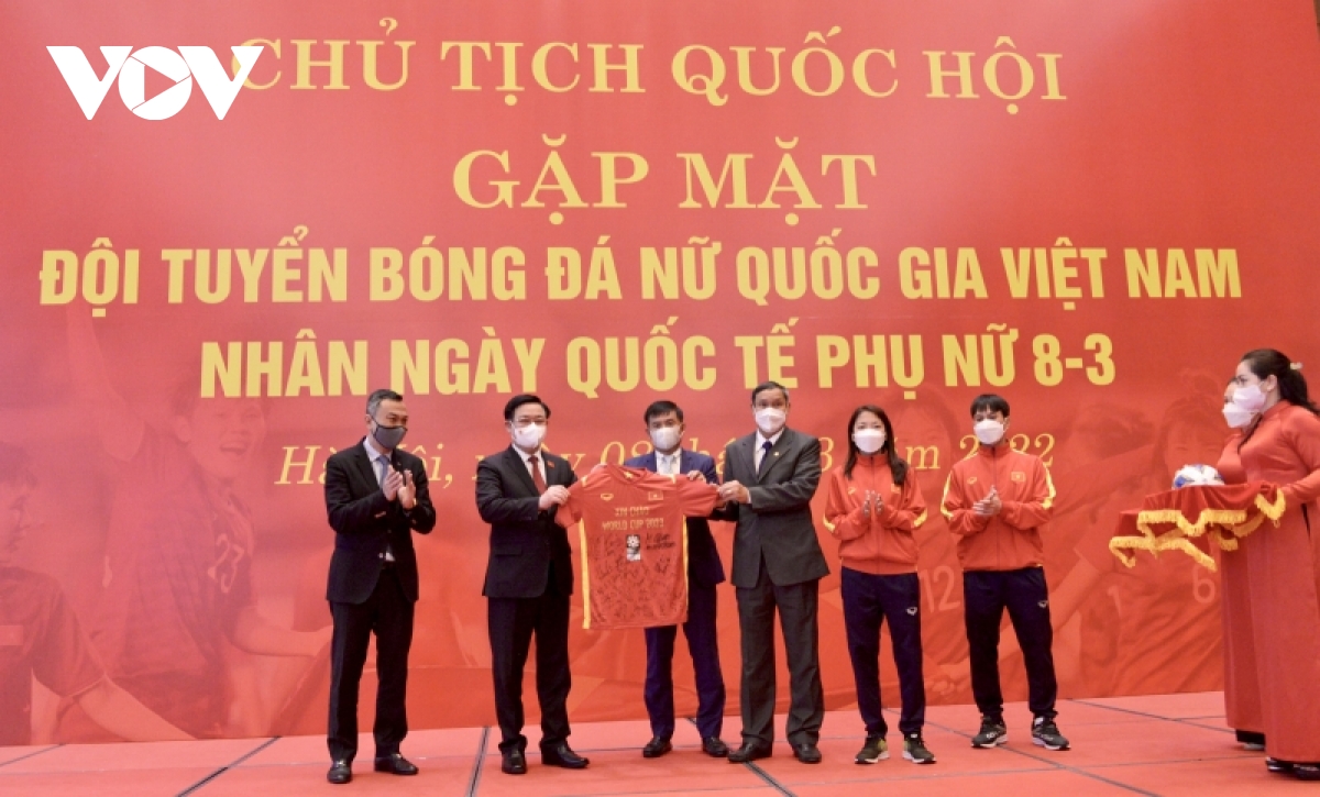 Chủ tịch Quốc hội gặp mặt Đội tuyển Bóng đá nữ Việt Nam