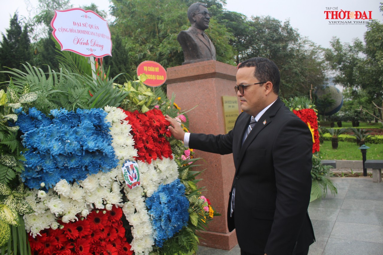 Đại sứ Dominicana dâng hoa tưởng niệm Tổng thống đầu tiên của nước Cộng hòa Dominicana