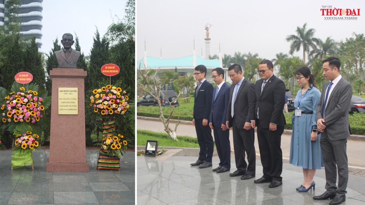 Đại sứ dâng hương tưởng niệm tại tượng đài ngài Juan Bosch tại công viên Hòa Bình (Hà Nội)