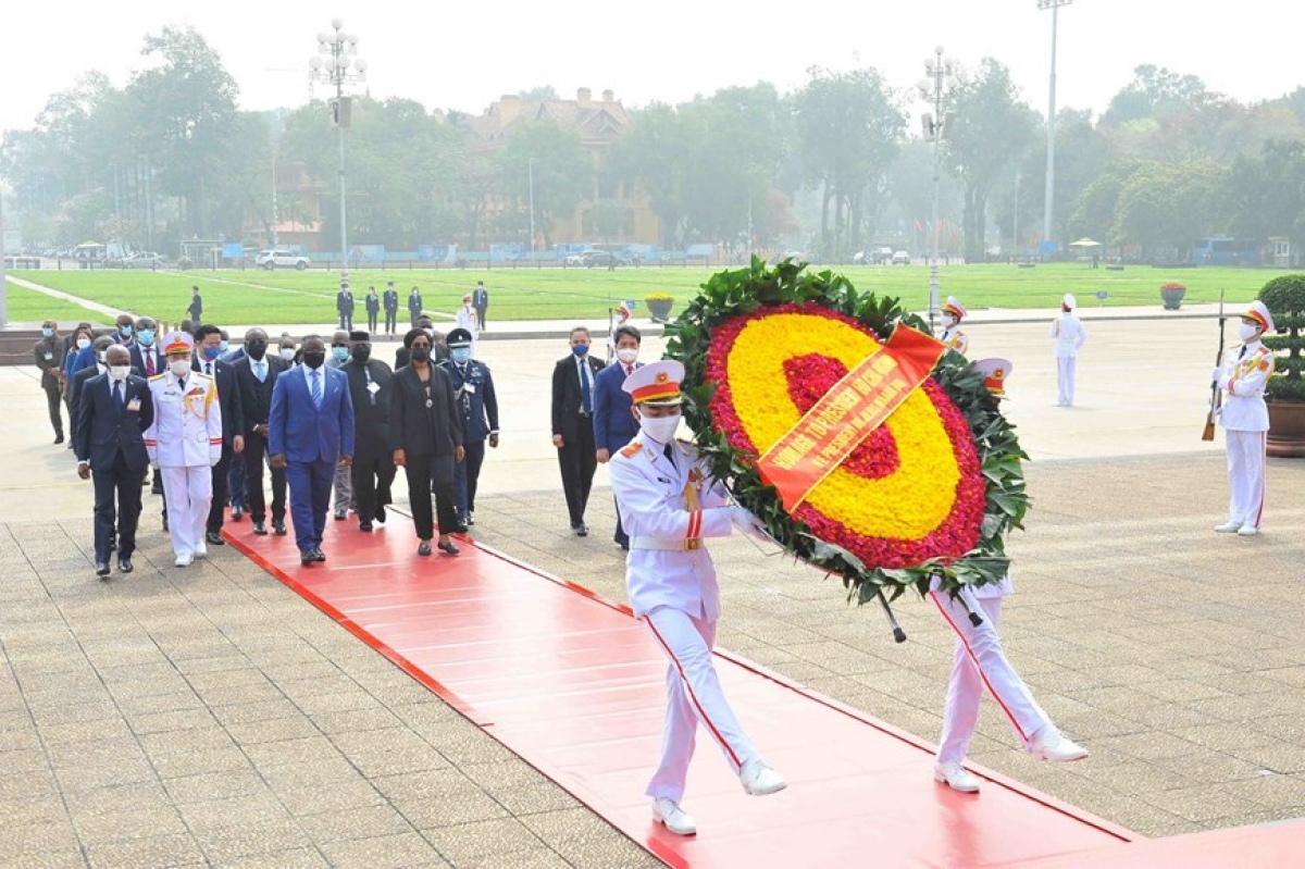 Trong chuyến thăm chính thức Việt Nam, sáng 15/3, Tổng thống Julius Maada Bio và Phu nhân cùng Đoàn đại biểu nước Cộng hòa Sierra Leone đến đặt hoa, vào Lăng viếng Chủ tịch Hồ Chí Minh. Ảnh: Minh Đức/TTXVN.
