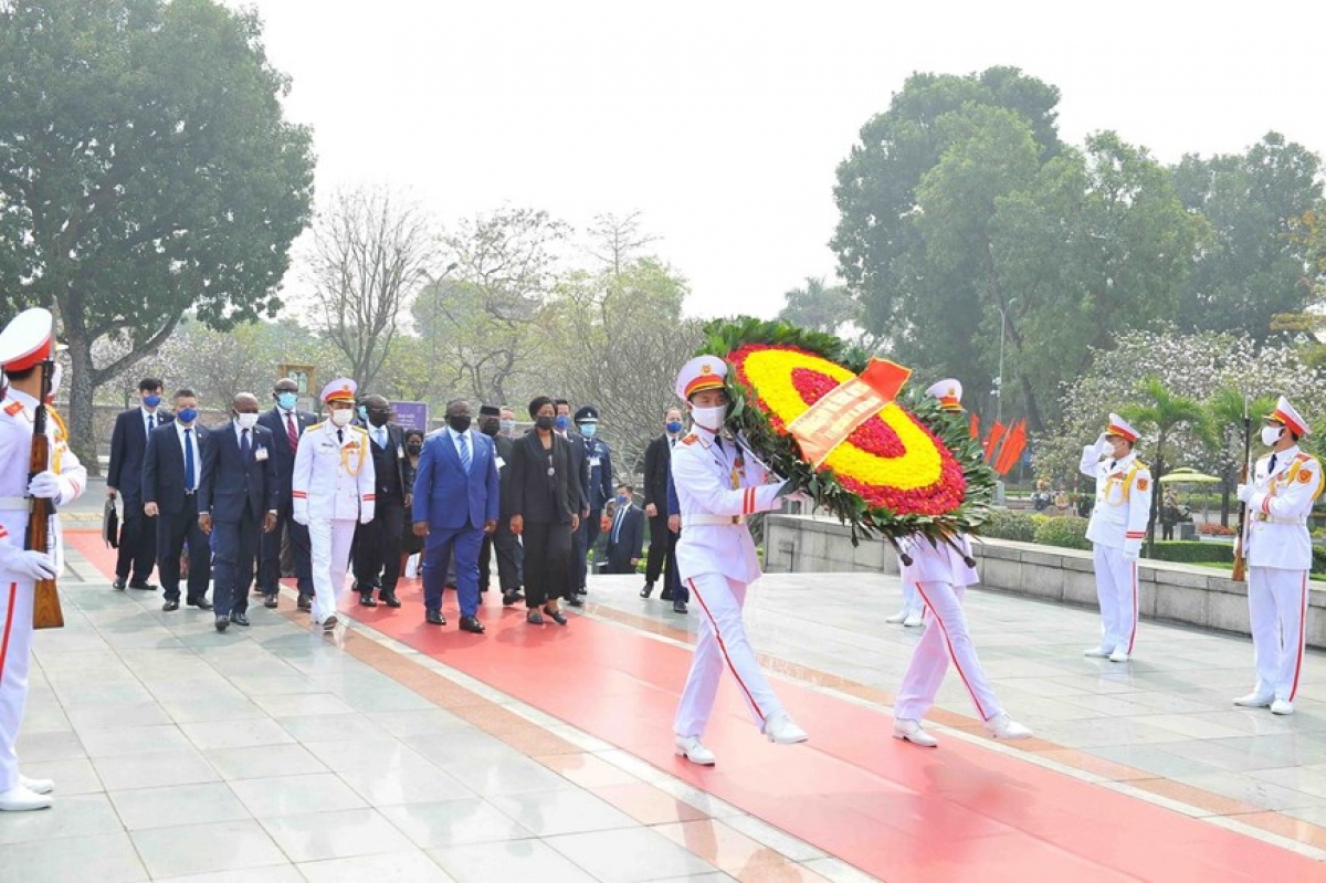 Tổng thống Julius Maada Bio và Phu nhân cùng các thành viên trong đoàn đặt vòng hoa tại Đài tưởng niệm các Anh hùng liệt sỹ. Ảnh: Minh Đức/TTXVN.