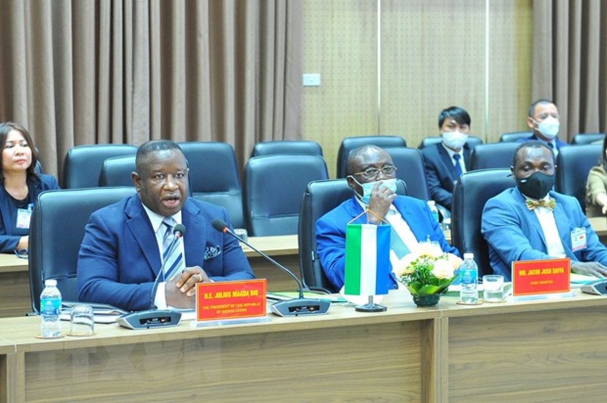 Chiều 16/3, tại Hà Nội, Tổng thống nước Cộng hòa Sierra Leone Julius Maada Bio cùng Đoàn đại biểu cấp cao nước Cộng hòa Sierra Leone đã đến thăm Viện Khoa học Nông nghiệp Việt Nam (VAAS). Ảnh: Minh Đức/TTXVN.