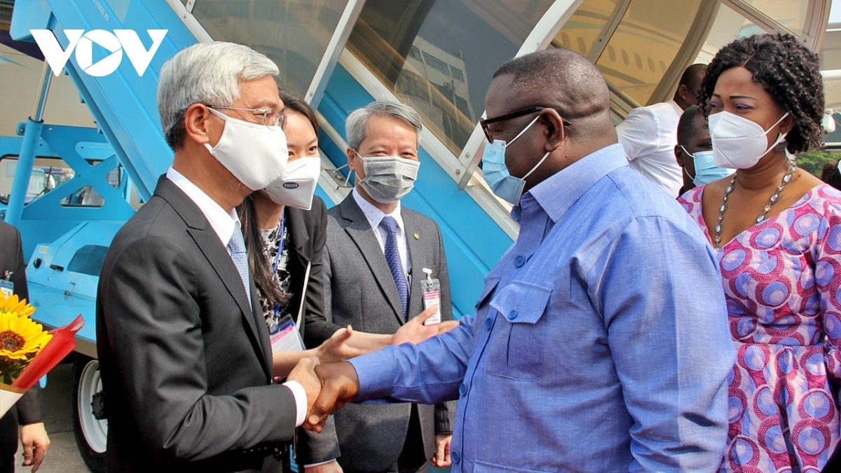 Chiều 17/3, Tổng thống Sierra Leone - Julius Maada Bio cùng đoàn đại biểu cấp cao của Sierra Leone đã đến TP.HCM. Trong ảnh: Phó Chủ tịch UBND TP.HCM Võ Văn Hoan đón Tổng thống Sierra Leon tại chân máy bay.