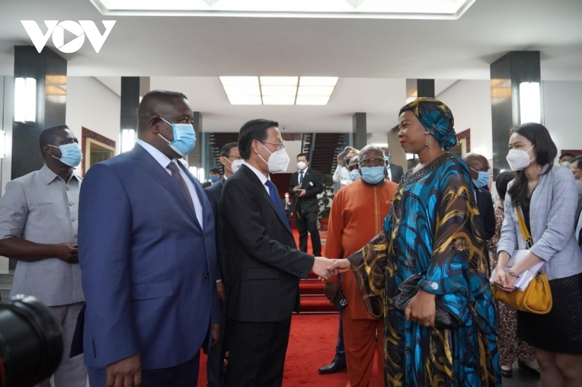 Tại Hội trường Thống Nhất, Chủ tịch TPHCM Phan Văn Mãi đã có buổi tiếp ông Julius Maada Bio, Tổng thống nước Cộng hoà Sierra Leone.